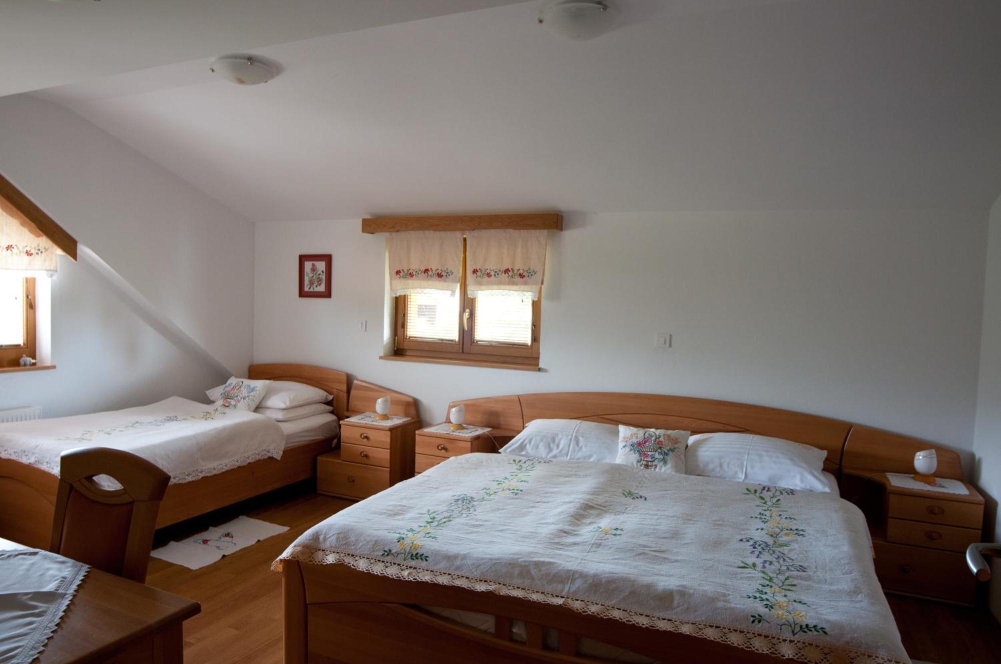 הוילה Semic Tourist Farm Ob Izviru Krupe חדר תמונה