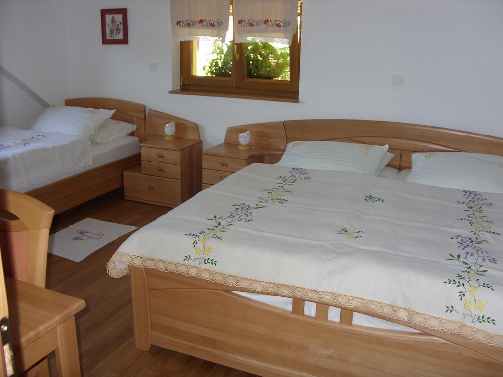 הוילה Semic Tourist Farm Ob Izviru Krupe חדר תמונה